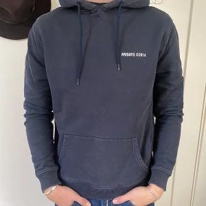 Axel Arigato Hoodie - Säljer nu en snygg Axel Arigato hoodie! Hoodien är i gott skick förutom en litet slitage vid halsringen (se sista bilden). Nypris ”1600kr”. Skriv vid fler frågor!🙌🏼