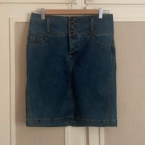 Säljer denna lite vintage jeanskjolen som aldrig är använd. Säljer då jag städade garderoben och hittade den då, så vill sälja den till någon som kommer använda den mer! Den har fungerande fickor och ett litet slit på baksidan. Ej stretch. Nypris: 349kr