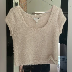 Stickad tröja  - Stickad kortärmad tröja från monki i storlek s. Knappt använd. Pris kan diskuteras 