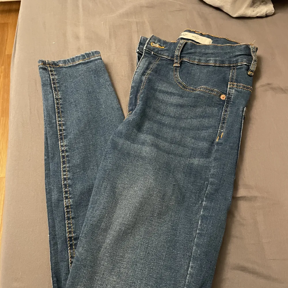 Mörkblå jenas från ginatricot. Molly jeans (alltså högmidjade) storlek S❤️Inga skador. Jeans & Byxor.