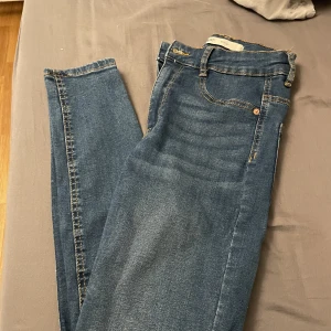 Jeans - Mörkblå jenas från ginatricot. Molly jeans (alltså högmidjade) storlek S❤️Inga skador