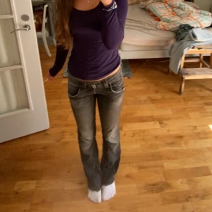 Low waist jeans - Säljer mina guess jeans. Jag är 161 och de är perfekt i längden. Jag har sytt de själv till Bootcut. Säljer då de börjar bli lite för små. Kom privat för närmare och bättre bilder. På tex hur det ser ut där jag har sytt. 