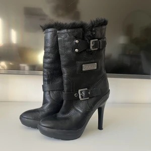 Vintage Guess stövletter  - Supersnygga vintage skor från Guess i fint skick! Perfekta höstskor. Skriv för mer bilder/info :)