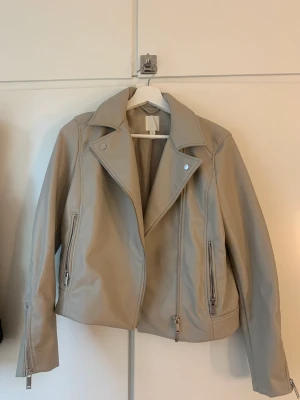 Skinnjacka - Säljer denna fina skinnjacka då den ej kommit till användning längre. Mycket fin nu till hösten🤍💛