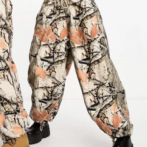 Oversized parachute byxor - Säljer ett par Oversized parachute byxor köpta på ASOS då de tyvärr är för stora för mig! Helt i nyskick och aldrig använda!  Hör gärna av dig om du har frågor eller vill ha mer bilder på produkten🫶🏼