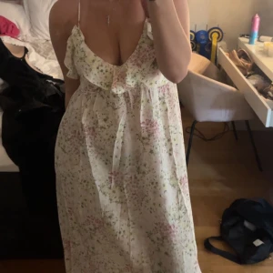Blommig klänning - Blommig klänning från H&M. Sitter så fint men har tyvärr inte fått den till användning så säljer vidare. Tveka inte att höra av dig!