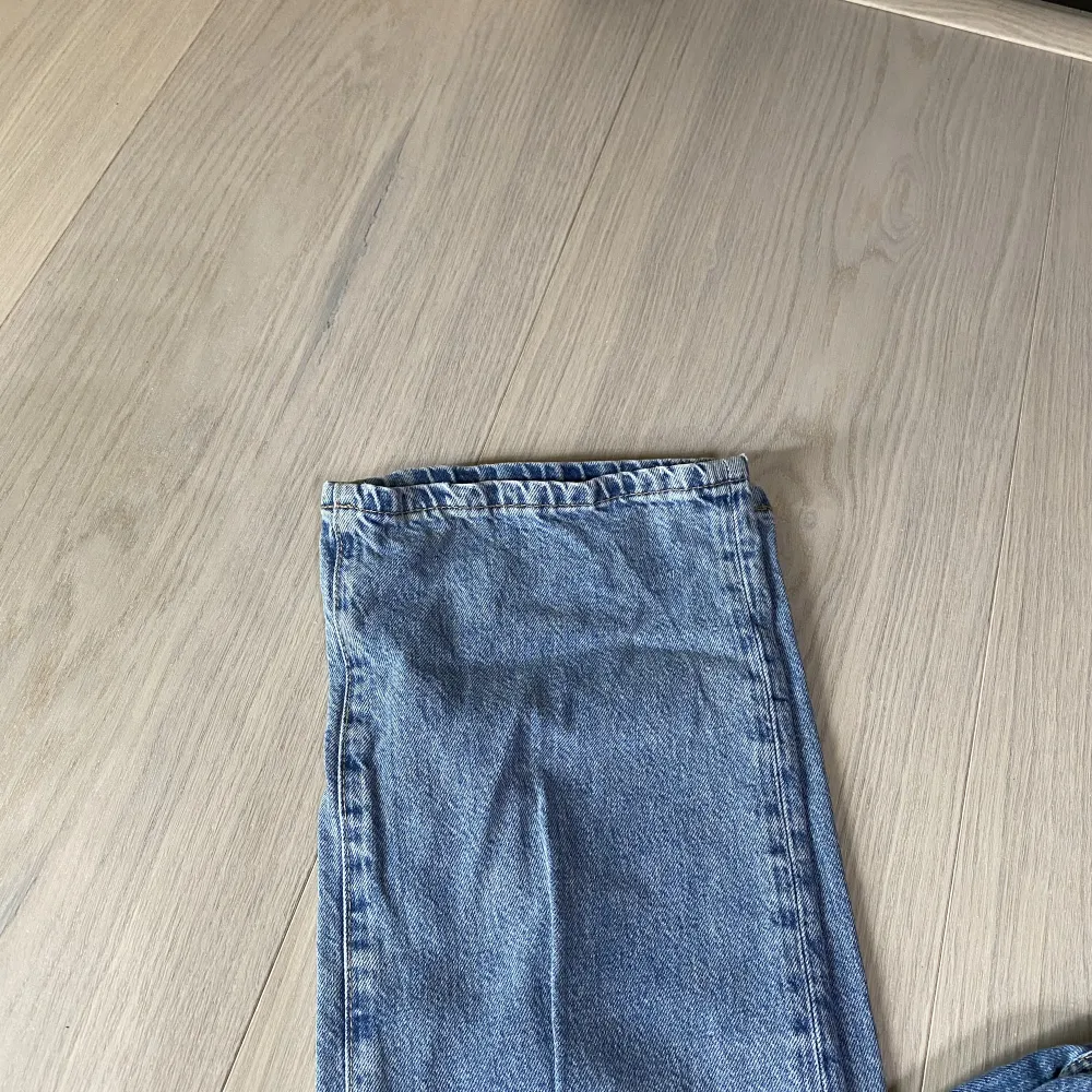 Blåa jeans i märket Topshop i storlek W-26 L-30, i nyskick, 100kr. Jeans & Byxor.