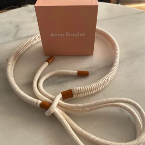 Acne braided belt  - Säljer en helt ny/oanvänd väldigt rare ecru braided belt från acne studios. Finns att hämta i Sthlm eller köparen får stå för frakt 📦 ordinarie pris: 3000kr
