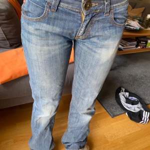 Lägger ut igen pga oseriös köpare. Säljer dessa jättefina jeans. Äkta miss sixty från 2000-talet💕 midjemåttet är 66 cm och dom passar på mig som är 172😻 säljer då jag inte använder dom längre💓(lånade bilder)