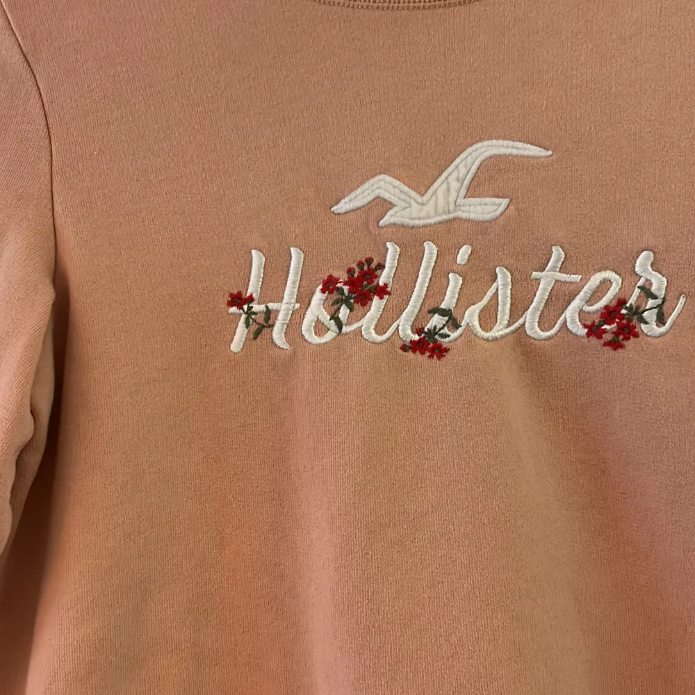 Hollister tröja i storlek small. Använd ett fåtal gånger men fint skick. Vid frågor, hör av dig. . Hoodies.