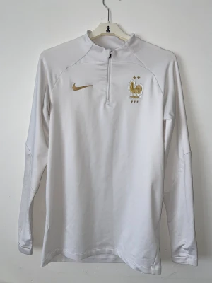 Vit Frankrike träningströja - Långärmad Frankrike tröja. Bra skick har ej använt den mycket. Storlek S