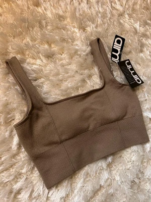 Helt ny Aimn topp-tag kvar  - Helt ny topp med tag kvar. Strl S. 