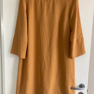 Knälång snygg (senapsgul) klänning i polyester 