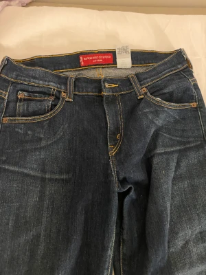 Low waist bootcut jeans - Säljer pågrund av att jag behöver pengar. Ett par fina lossnat jeans som har använts några gånger. Riktiga Levis. Nypris 1000❤️ pris kan såklart diskuteras☺️