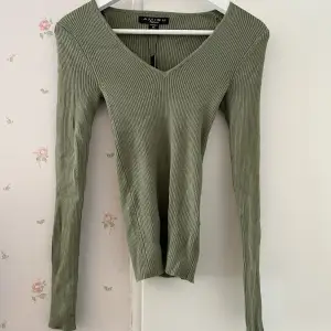 En grön tröja i stretchigt material från NewYorker. Storlek XS, aldrig använd, nyskick🥰 Skriv för mer bilder!💗