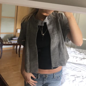 Kortärmad jacka - Supernajs grå kortärmad kappa