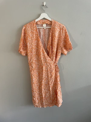 Klänning med blommor  - Jättegullig orange klänning med vita blommor 