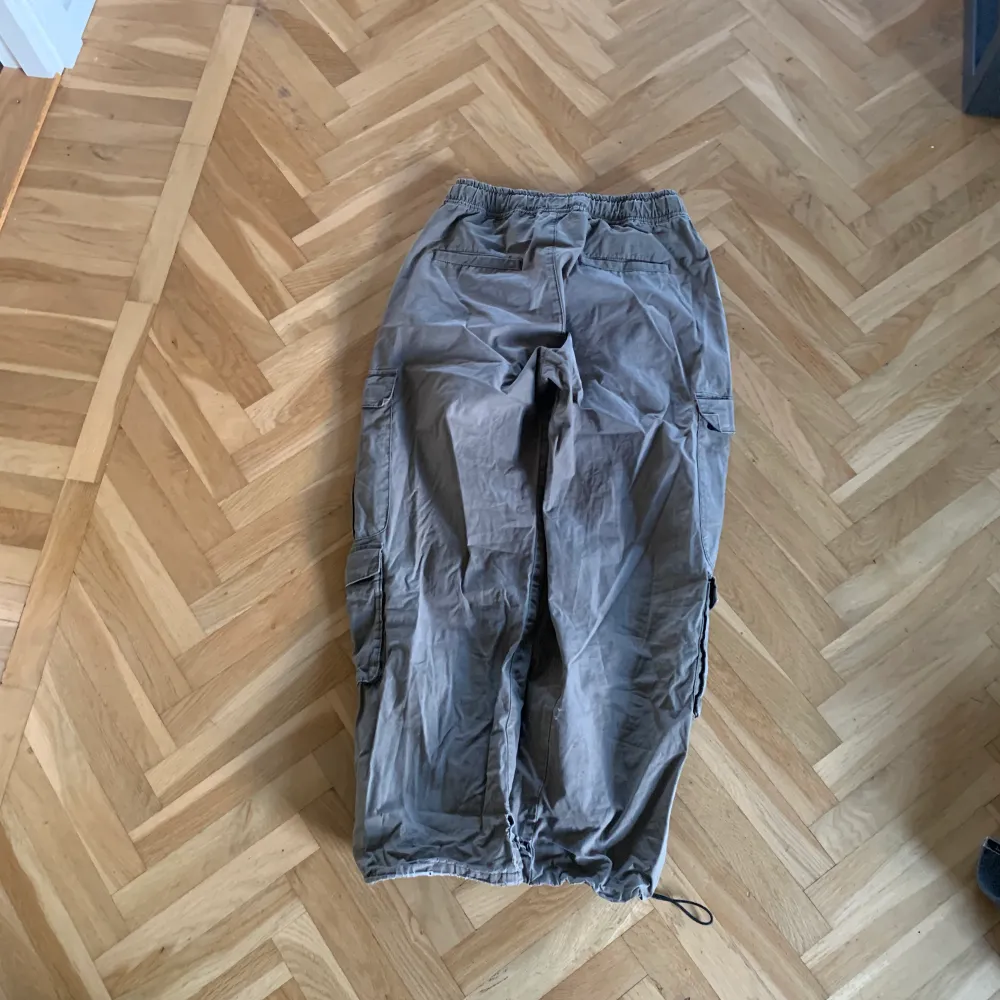 Säljer väldigt skjöna cargos från distrikt 46. Dem passar från 150 -165. Midjan går att ändra. Dem är i bra skick. Priset kan diskuteras. Skriv privat för flera bilder. . Farkut & Housut.