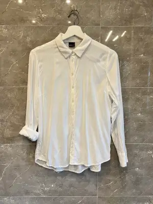 En vit skjorta från Gina Tricot.  Storlek 36. 