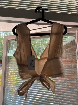 Festtopp - Supersnygg Festtopp som knyts i ryggen. Helt oanvänd med lappar kvar.  Str: XS/S