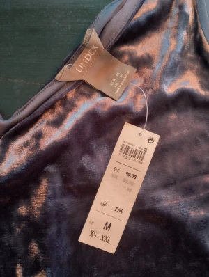 Velor topp Lindex  - Velor linne/topp. Oanvänt. Mjuk och skön. Sparsamt använd. 90% polyester 10% elastan. Storlek M