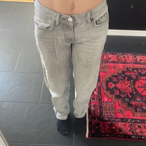 Jeans - Dessa jättesnygga gråa jeans från Gina Tricot, knappt använda. Jag är ca 166