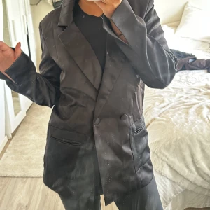 GLANSIG KAVAJ - helt ny kavaj från gina tricot i glansigt material