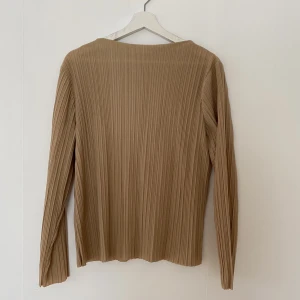 STOCKH LM topp - Säljer denna beige/kamelfärgade ribbade topp från STOCKH LM, köpt på MQ. Strl M.  Finns i Sundbyberg men kan skickas med spårbar frakt mot fraktkostnad.