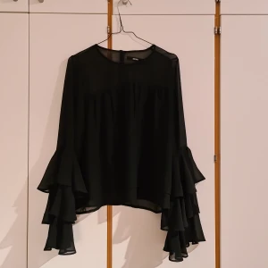 Volangblus Bik Bok - Svart volangblus mycket fint skick. Medium