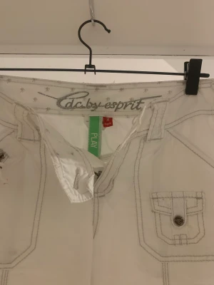 Lågmidjade vita byxor🍄 - Supersnygga Lågmidjade vita byxor. Med coola detaljer och knappar. Passar inte mig så har inga bilder på. Märke Edc by Esprit. Strl S. Lite genomskinliga men inte så man tänker på det🍄