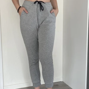 Grå sweatpants  - Sköna sweatpants från Etirel. Är använda men har inga skador och är i fint skick.