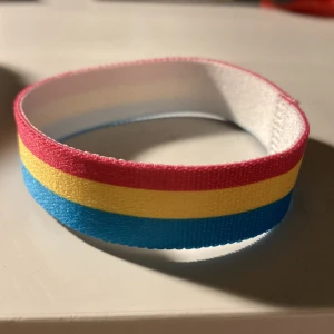 Pansexuell arm/fotband  - Pansexuella flaggan man kan använda det som fot- eller armband, oandvänd jätte fint skick och stretchigt material 