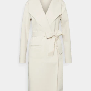 Fin Kappa jacka stlr S - Kappa från Vila, stlr S. Vit beige, lite använd. Som ny