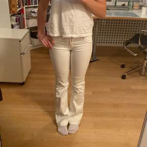Vita low waist bootcut jeans från H&M. Aldrig använt dem.
