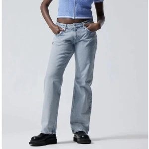 Low waist arrow jeans weekday  - 200kr storlek 25/32!! Populära modellen från weekday. Nypris 590kr❤️