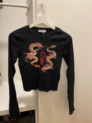 Topp långärmad  - Fin långärmad topp med tryck,  skön material Storlek s