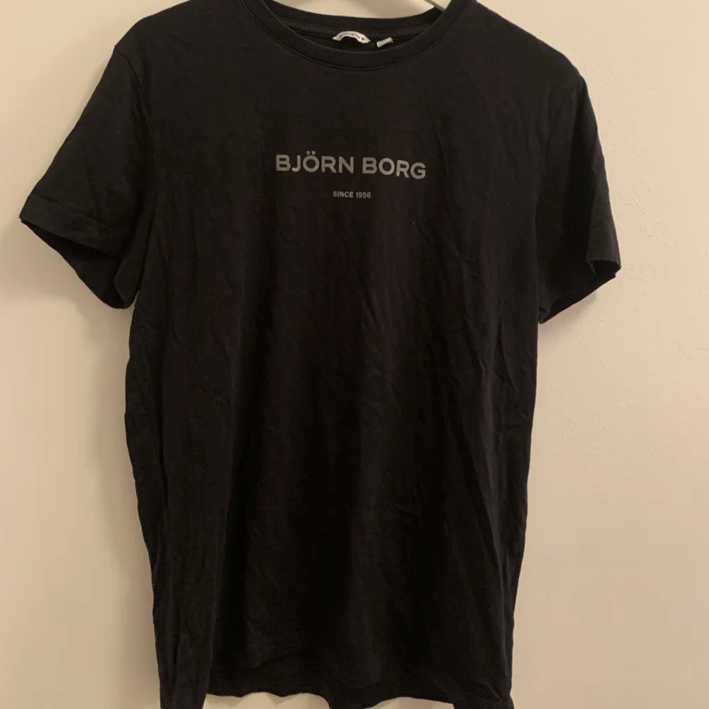 Svart T-shirt från Björn Borg . T-shirts.