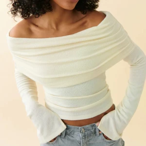 Off shoulder topp  - Så så fin topp som tyvärr inte kommer mer till användning. Köp för 399kr. Har bara använt den två gånger så den är självklart i perfekt skick fortfarande💕💕