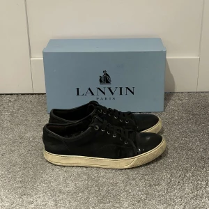 Mörkblåa lanvins - Säljer ett par mörkblåa lanvins, bra skick och boxen tillkommer vid köp. Skorna är i strlk UK 11, vilket motsvarar 46 i EU storlekar. Skriv privat vid frågor 🙌