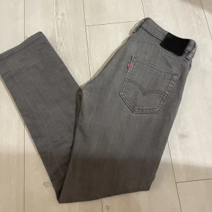 Levis jeans - Riktigt snygga Levis jeans!! Jag säljer dem nu för att jag växt ur dem, dem är gråa och raka i modellen.  Dem är topp kvalitet men väl använda och en 8.5/10🔛🔝 Mitt pris 329kr nypris runt 1100kr. (Skriv för mer bilder)