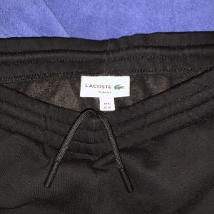 Lacoste Mjukisbyxor - Säljer svarta Lacoste mjukisbyxor skriv om ni är intresserade. Ny pris 1200