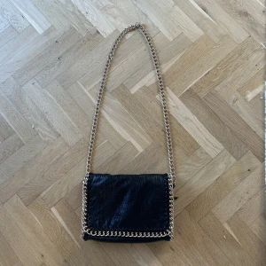 Tiamo väska - Säljer min ursnygga tiamo väska då den tyvärr inte anväds längre🤩 endast använd ett fåtal gånger och är super snygg och passar till allt! Nypris är ungefär 550 kr men säljer för 350 kr💕 tryck gärna på ”köp nu”🙌