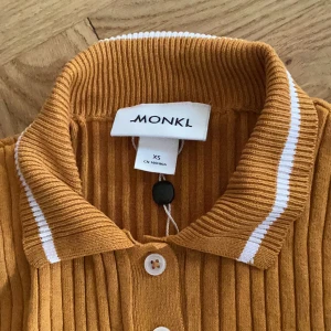 Superfin t-shorts från Monki - Senapsgul snygg t-shorts från monki. Första bilden gör gängen mer rättvisa än den andra. Mycket fint skick. Xs