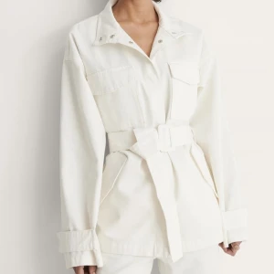 Oversized jeansjacka  - Oanvänd jeansjacka med prislapp kvar, aldrig kommit till användning. Priset går att diskutera🤍