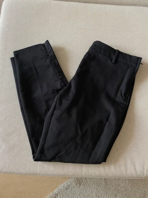 Kostymbyxor HM - Kostymbyxor med liten slit vid benen. Använda men i gott skick 