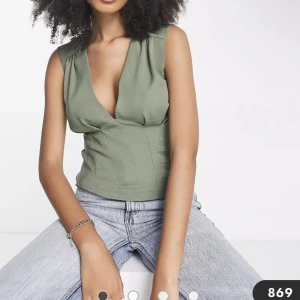 Topp - Topp från asos, aldrig använd. Köpt för 370kr plus frakt. Storlek 38 men passar också mindre