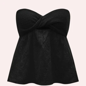 Topp - Säljer denna svarta toppen från shein! Köpt för 109kr Aldrig använd  Köpare står för frakt💞