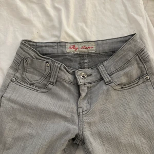Lågmidjade jeans  - Säljer dessa as snygga lågmidjade jeansen då som inte passar mig längre! Dom är i bra skick och nästan helt oanvända! Pris går att diskuteras och frakt tillkommer❣️