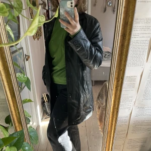 Höst jacka - Varm läder jacka i bra skick!  Skön och skyddar mot väder o vind🌪️ Köpt för 700 kr Det står S men den fungerar mer för M-L