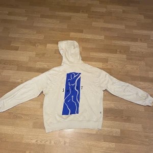 Sweet stkbs hoodie - Beige hoodie från Sweet Stkbs i storlek M, men stor i storleken så hade kunnat passa som L. Knappt använd och i nästan orört skick. Kan även mötas upp runt gbg:)